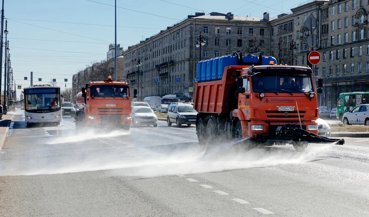 2,6 тонны пыли вывезли с улиц Петербурга за неделю - tvspb.ru