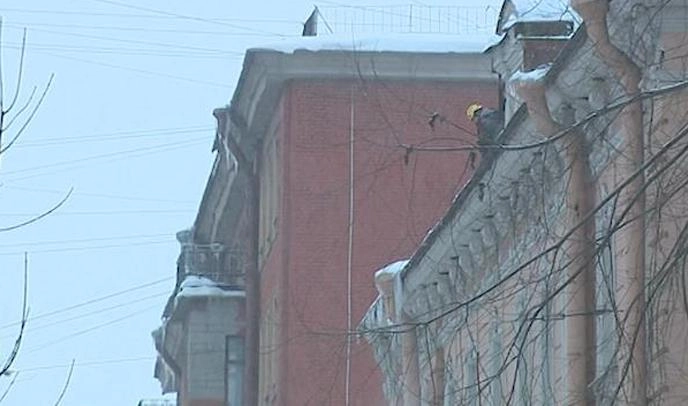 Больше тысячи петербургских крыш защитили от образования сосулек и наледи - tvspb.ru