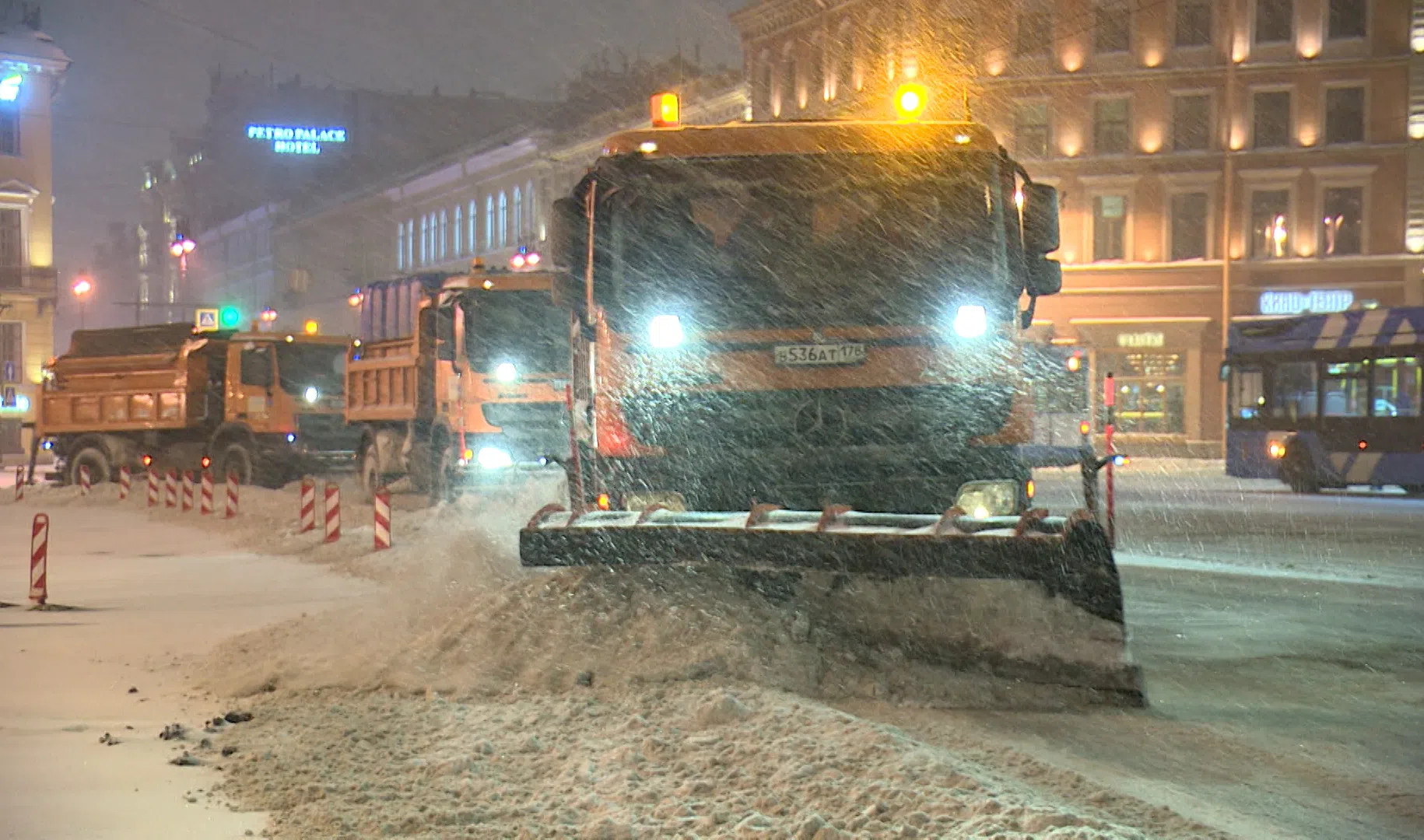 северное сияние и луна. марафон белые ночи 10км. питер летом белые ночи. вечерний город. серебристые облака.