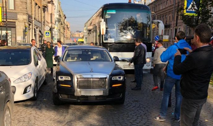 Припарковавшийся вторым рядом Rolls-Royce заблокировал движение по Большой Конюшенной - tvspb.ru