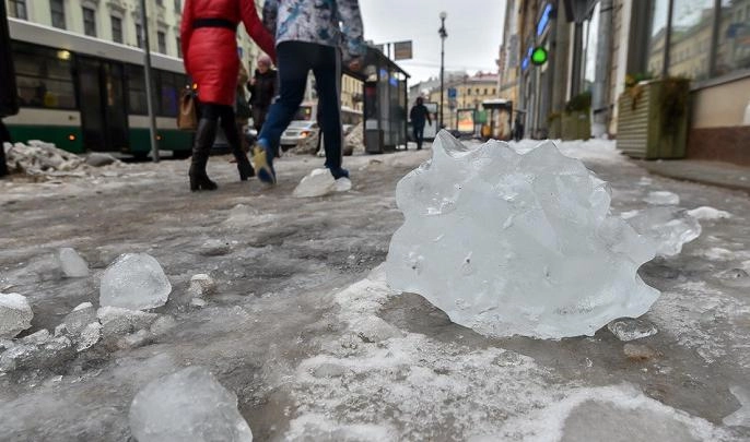 На Загородном проспекте кусок льда упал на восьмилетнюю девочку - tvspb.ru