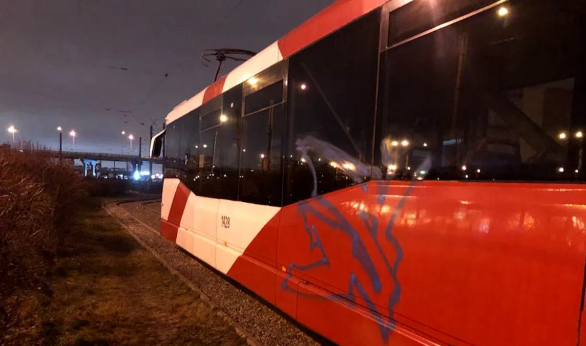 На Балканской площади задержали хулигана, рисовавшего на трамвае - tvspb.ru