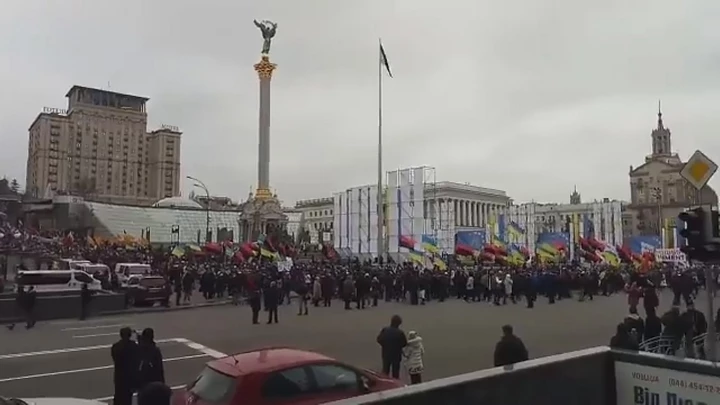 Очевидцы сняли на видео марш за импичмент Порошенко - tvspb.ru