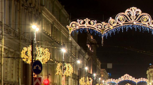 В Петербурге демонтируют новогоднее украшение улиц