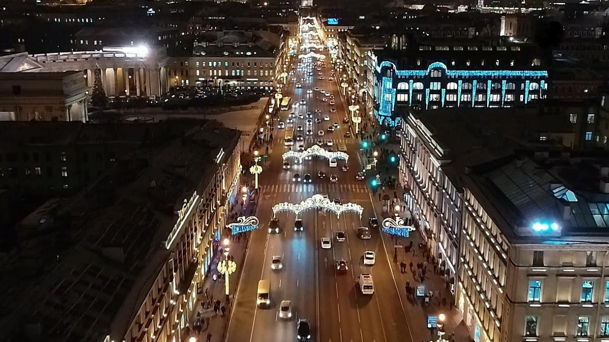 Cosmos saint petersburg nevsky. Невский проспект Санкт-Петербург. Невский проспект освещение. Метро Невский проспект 2021. Невский проспект 10.