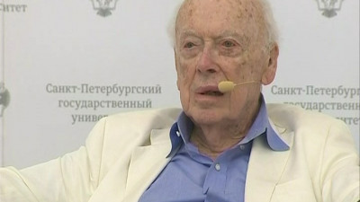 Мантию почетного доктора СПбГУ вручили ученому, который занимается лечением глупости