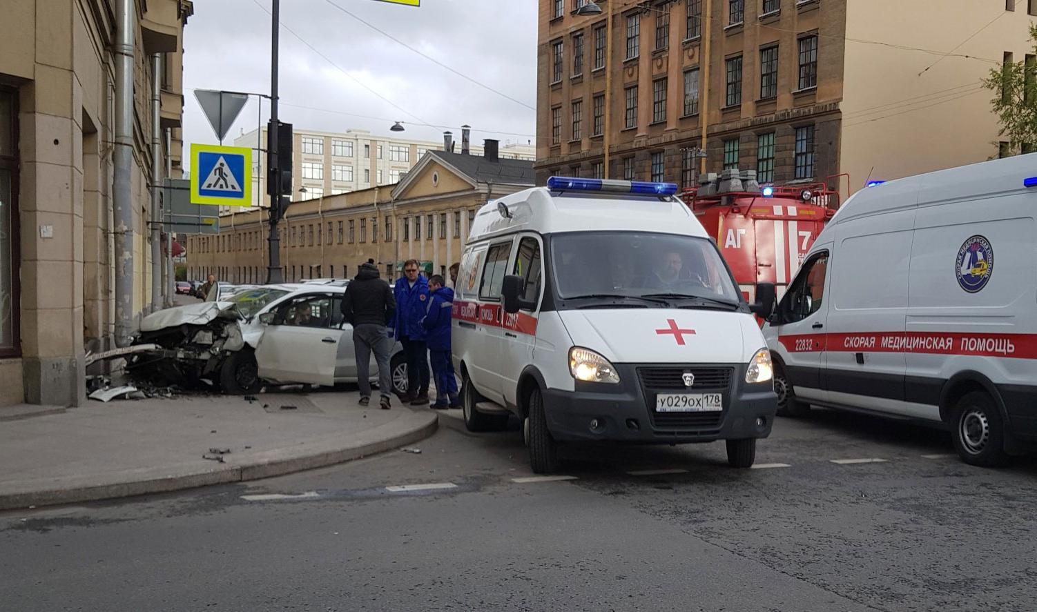 На Суворовском проспекте иномарка врезалась в стену дома | Телеканал  Санкт-Петербург