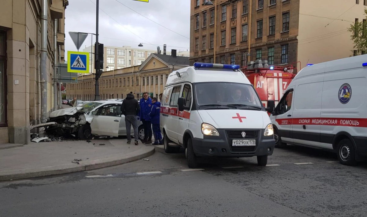 На Суворовском проспекте иномарка врезалась в стену дома | Телеканал Санкт- Петербург