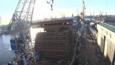 В Петербурге на атомный ледокол «Урал» погрузили ходовую рубку