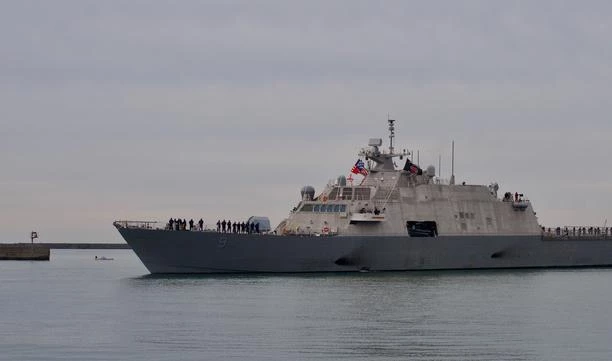 Новейший боевой корабль ВМС США застрял во льдах - tvspb.ru