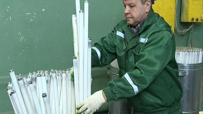 Отсветившие свое. Как утилизируют лампы из метро и другие люминесцентные источники света