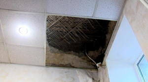 В квартире на Петроградской стороне обрушился потолок