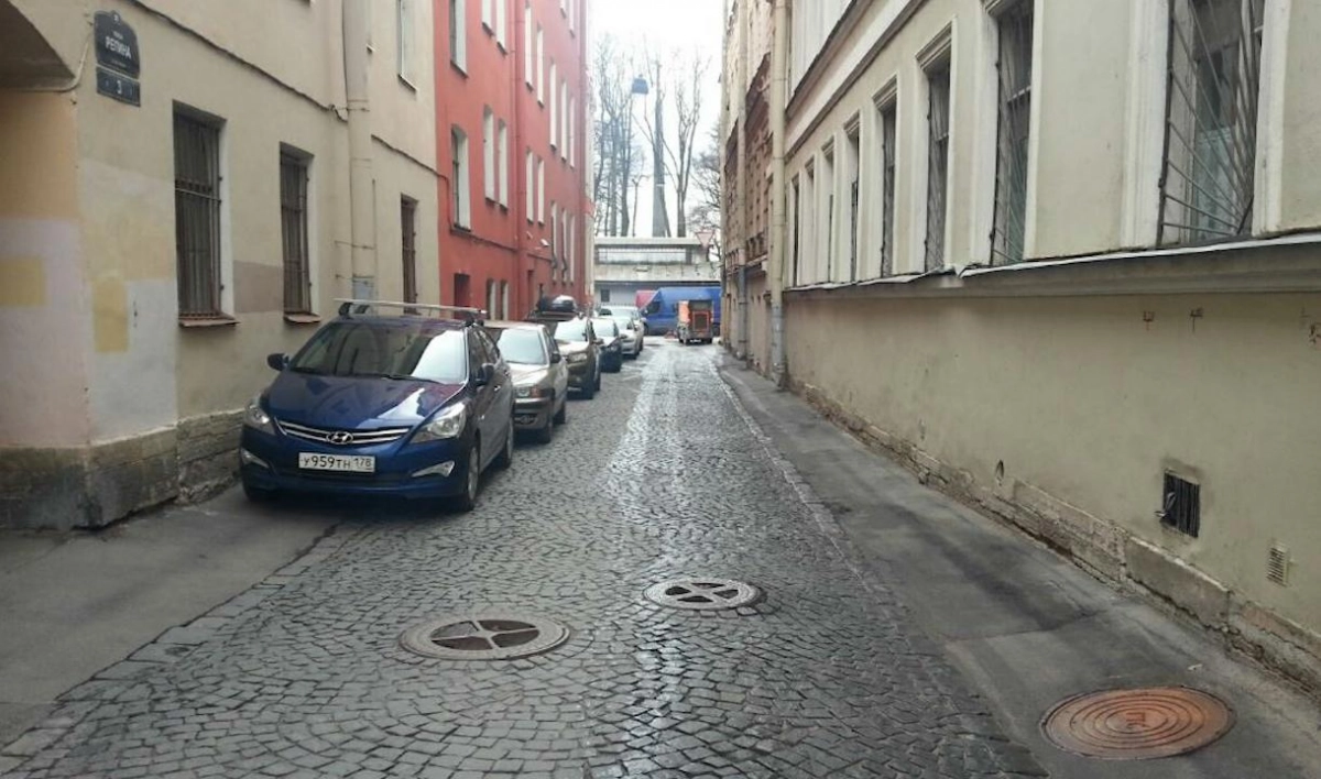 Дорожники отмыли самую узкую улицу Петербурга - tvspb.ru