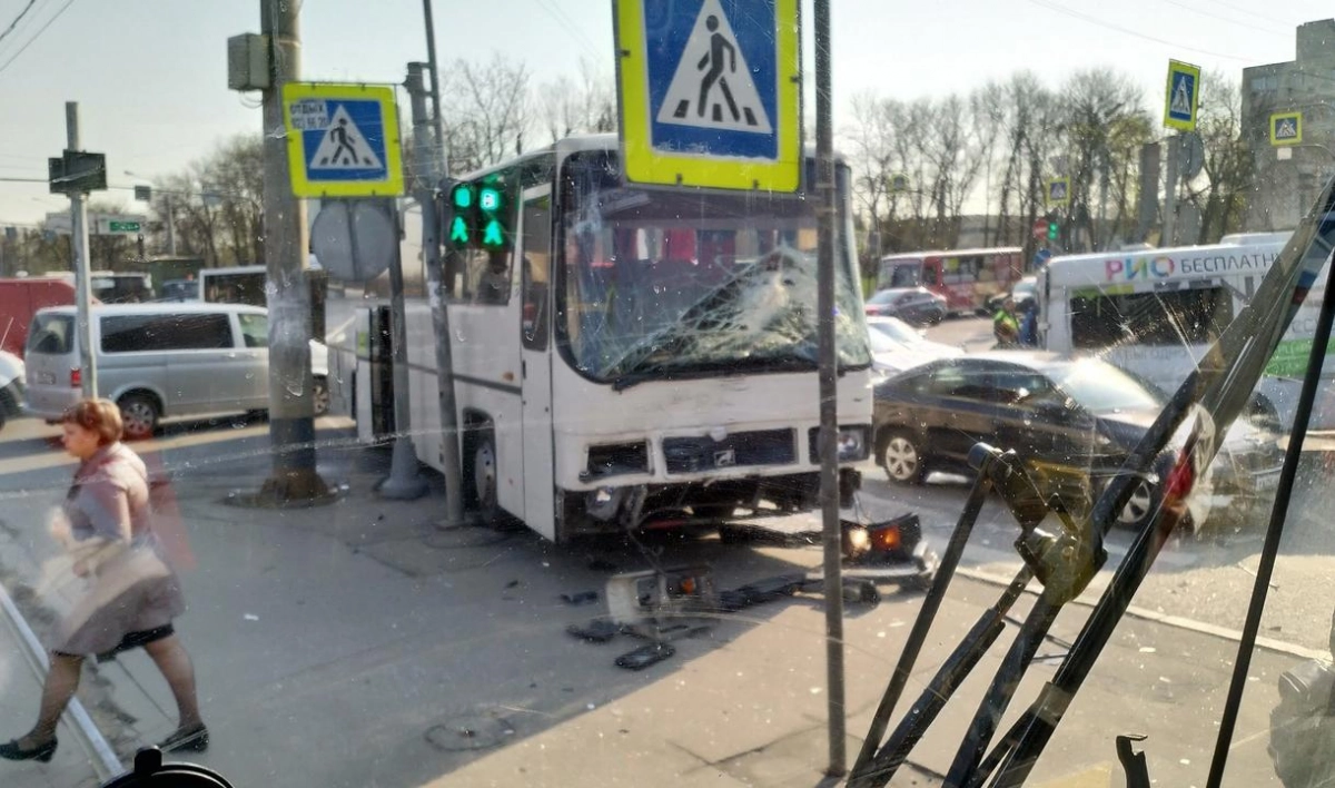 На проспекте Стачек экскурсионный автобус столкнулся с маршруткой - tvspb.ru