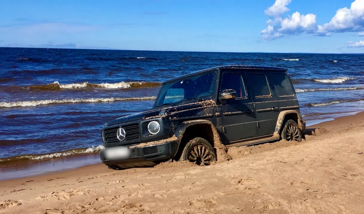 Mercedes «выбросило» на берег Финского залива | Телеканал Санкт-Петербург