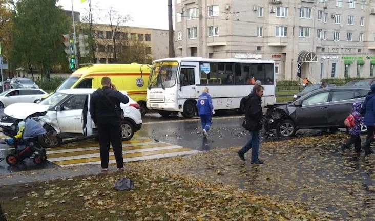 Два человека пострадали в ДТП на Гражданском проспекте - tvspb.ru