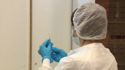 Запаса вакцин от коронавируса в Петербурге хватит минимум до конца года