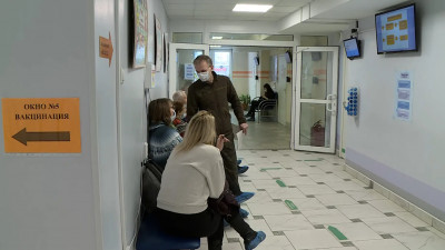 Хочу общаться и никого не заражать: в Петербурге очереди на вакцинацию