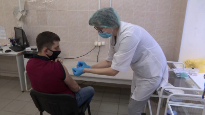 Пункты вакцинации от COVID открылись в поликлиниках Петербурга