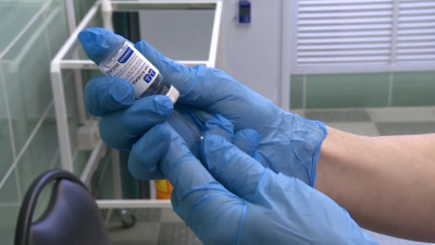 Петербуржцам рассказали, почему не стоит тянуть с прививкой от COVID