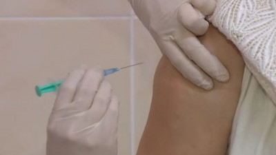 В Роспотребнадоре сообщили, что людям с хроническими заболеваниями можно делать прививку от COVID