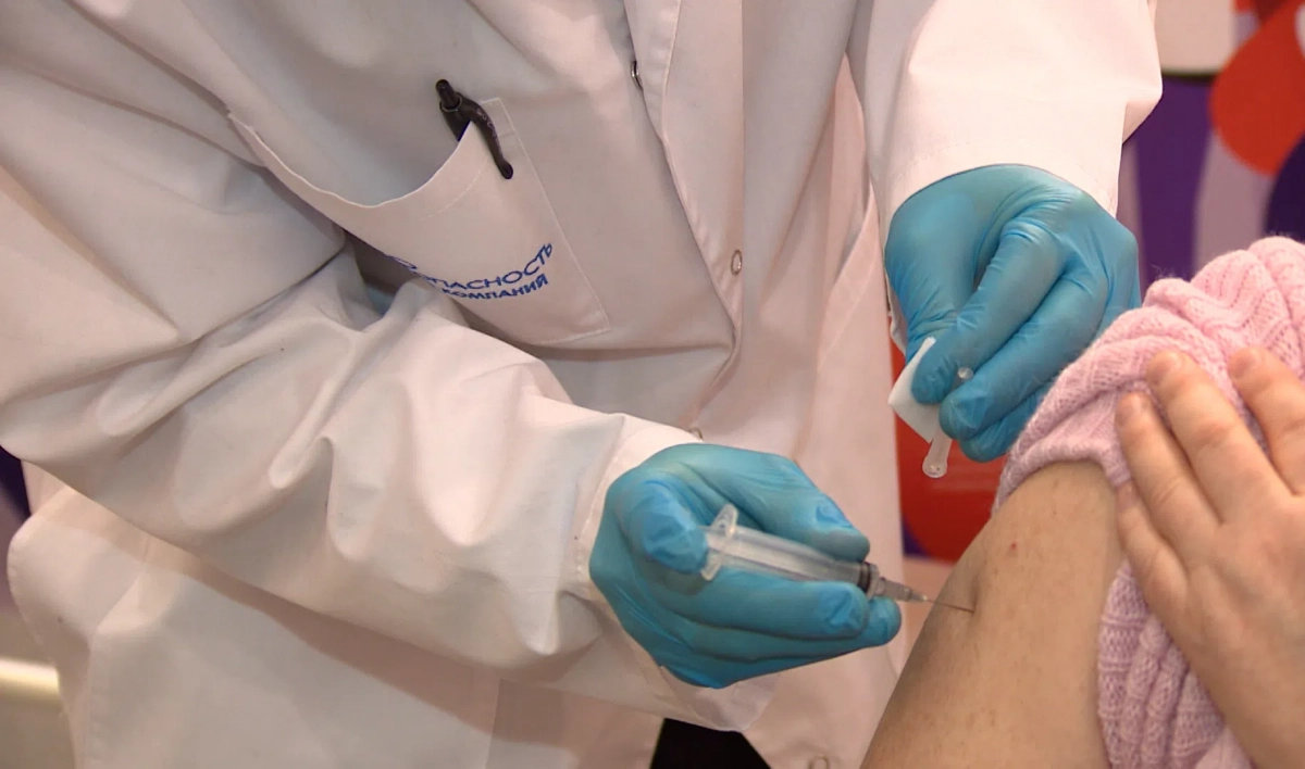 Маломобильные петербуржцы могут сделать прививку от коронавируса на дому - tvspb.ru