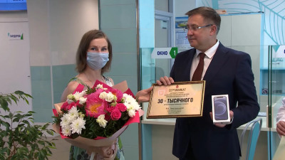 В Пушкине «юбилейной» пациентке вручили подарок за вакцинацию от коронавируса