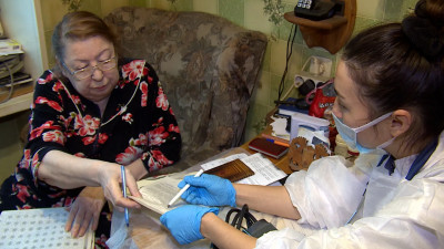 Пожилые петербуржцы предпочитают вакцинироваться от коронавируса на дому