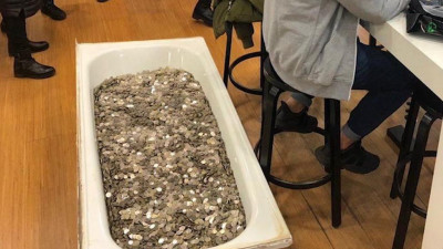 В Москве новый iPhone купили за ванну мелочи