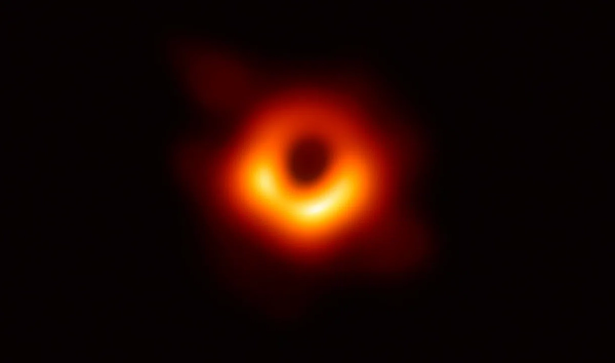 Ученые показали первый в истории снимок черной дыры в центре нашей галактики - tvspb.ru