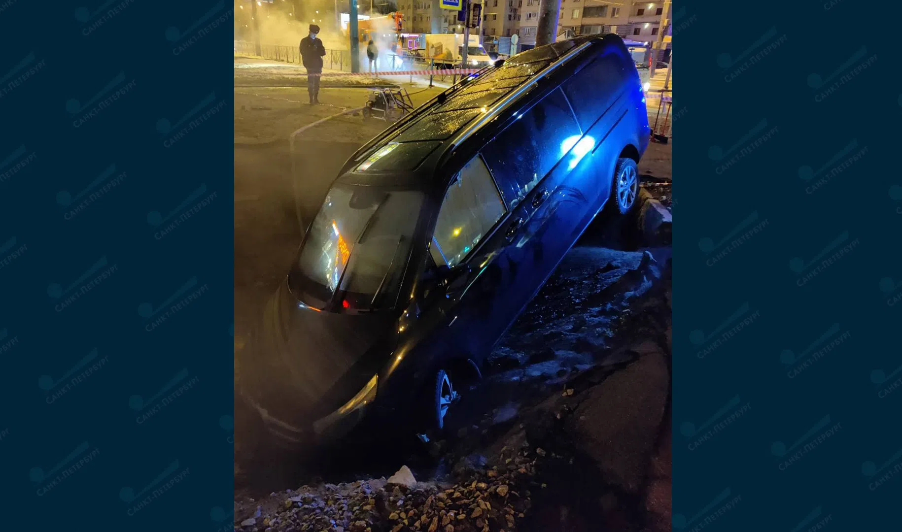 В питере попали. Машина провалилась под асфальт. В Санкт Петербурге машина провалилась. На лени Голикова провалилась машина.