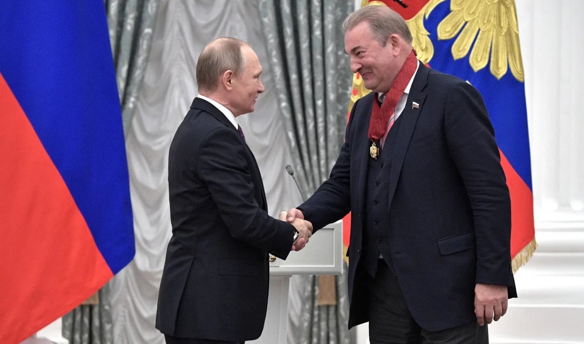 Владимир Путин наградил Владислава Третьяка орденом Александра Невского - tvspb.ru