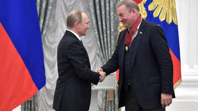 Владимир Путин наградил Владислава Третьяка орденом Александра Невского