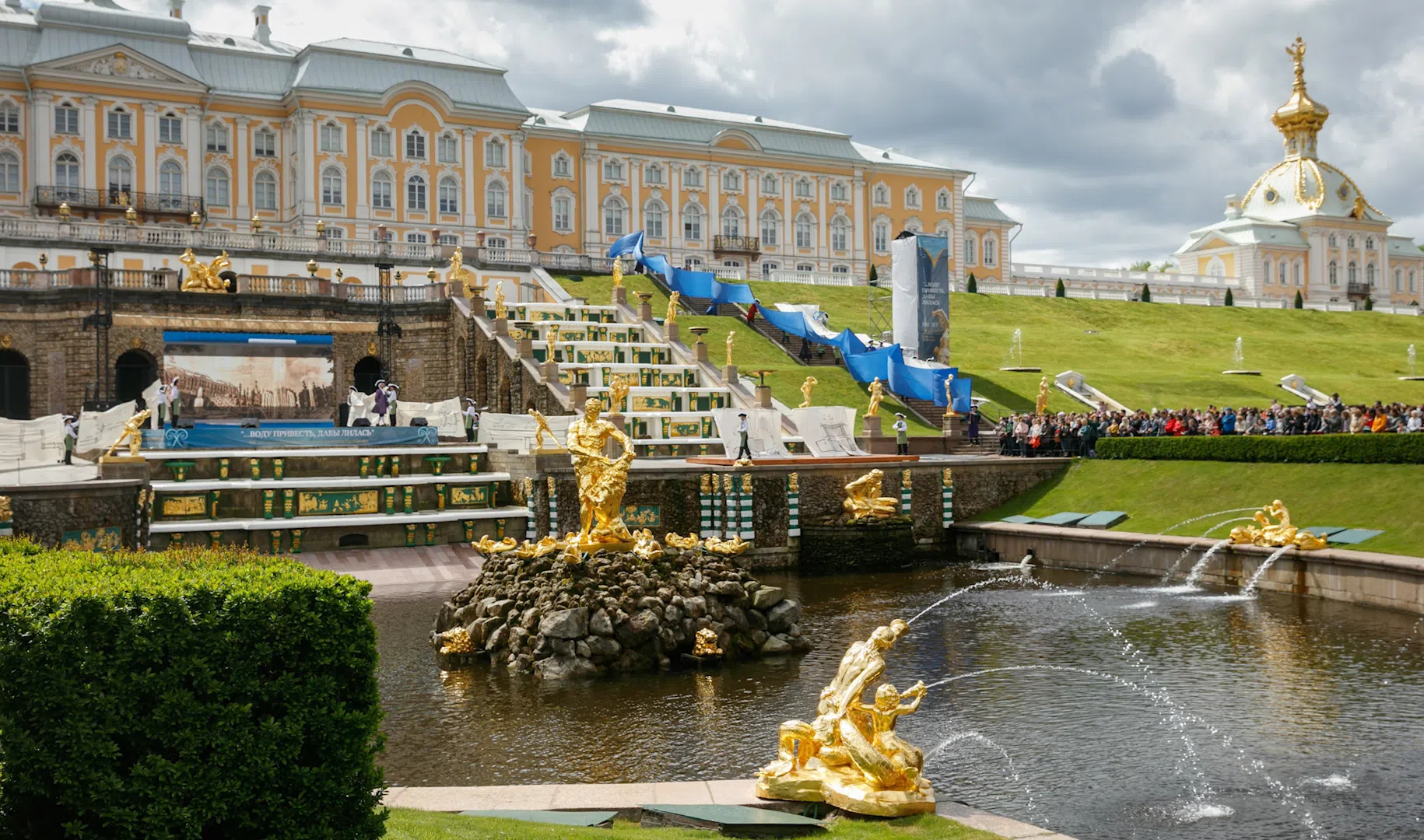 Жители петергофа. Каскад Петергоф. Беглов Петергоф Парковая. Фонтан Самсон в Петергофе. Новый Петергоф фонтаны.