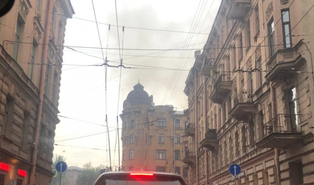В горящем Доме Басевича обрушились перекрытия на площади 100 «квадратов» - tvspb.ru