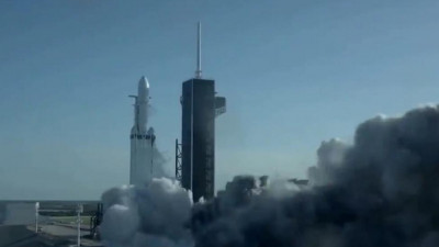 Илон Маск запустил сверхтяжелую ракету-носитель в День космонавтики