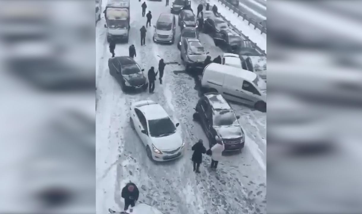 В сети появилось видео аварии в Подмосковье с участием 17 машин | Телеканал  Санкт-Петербург