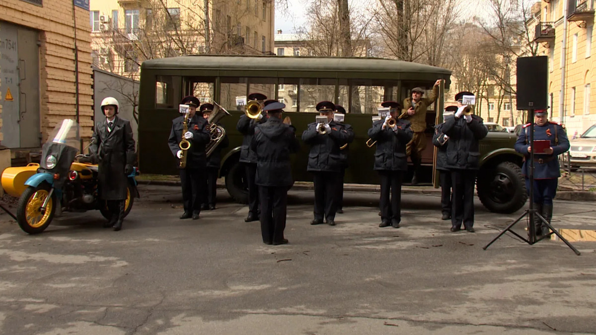 В Петербурге возле дома 95-летнего ветерана организовали праздничный  концерт | Телеканал Санкт-Петербург