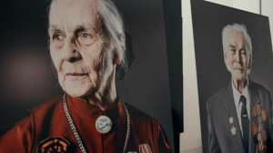 На выставке «Мост» представили 25 портретов ветеранов, сделанных немецким фотографом
