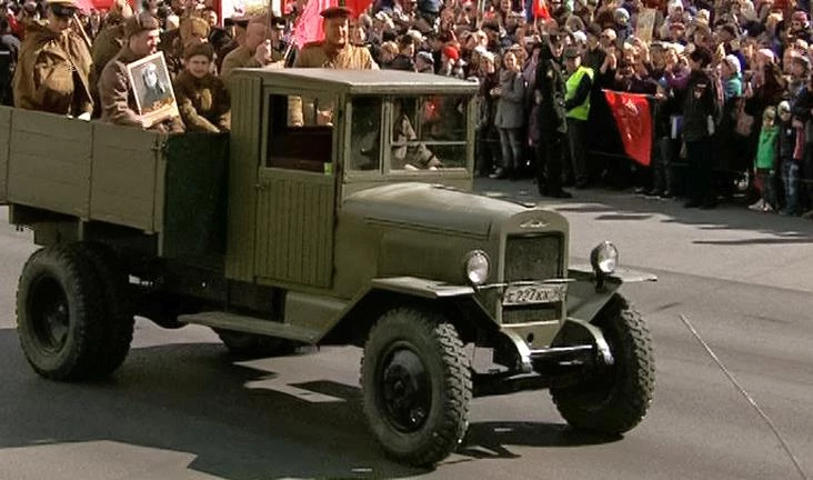 Более тысячи ветеранов проедут на ретроавтомобилях 9 мая в Петербурге - tvspb.ru