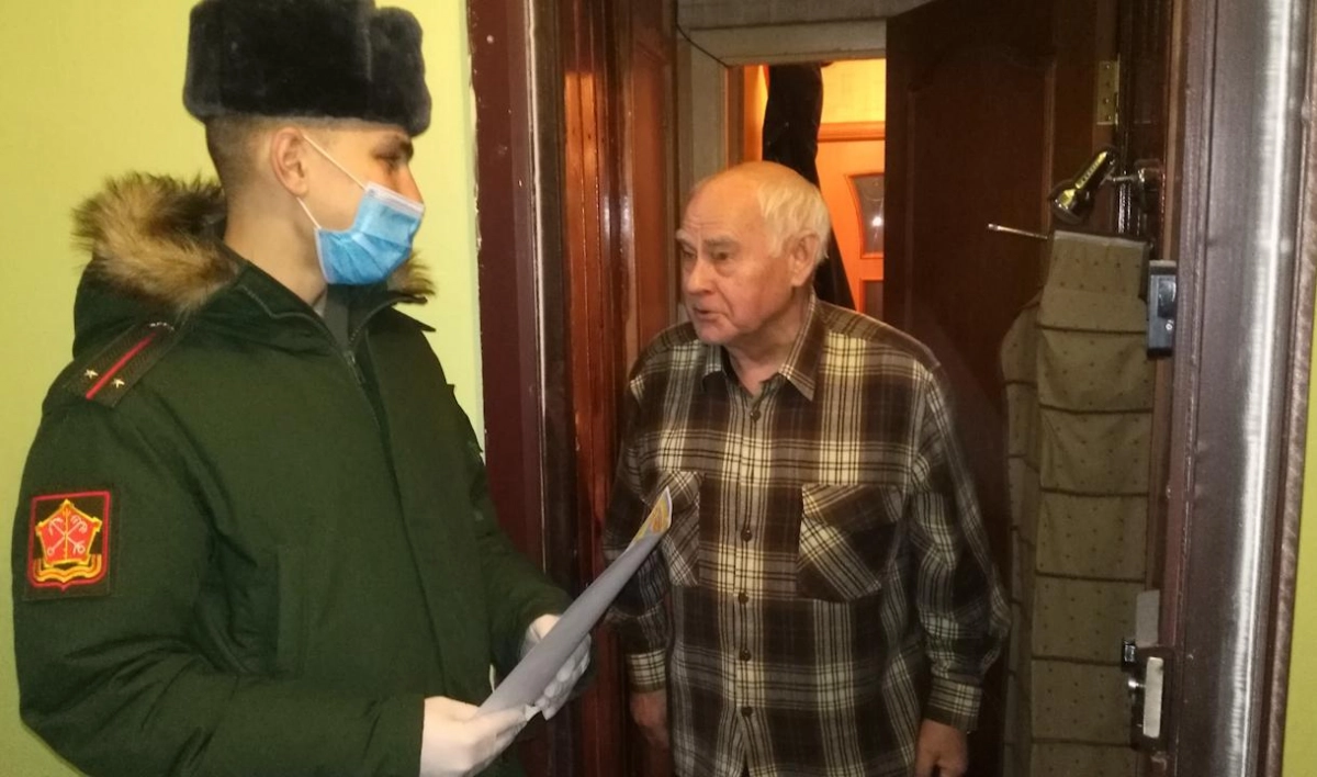 В Петербурге офицеры ЗГТ поздравили с профпраздником ветеранов службы, находящихся на самоизоляции - tvspb.ru