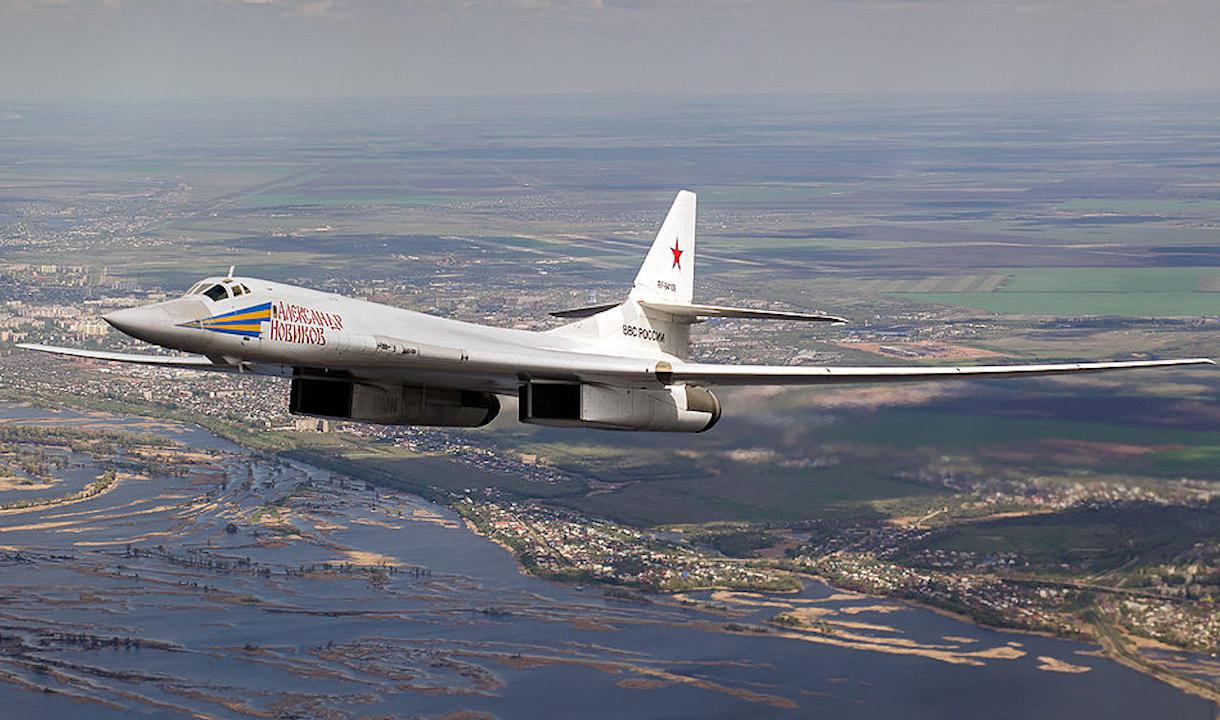 Бомбардировщики Ту-160 установили мировой рекорд, продержавшись в небе 25 часов