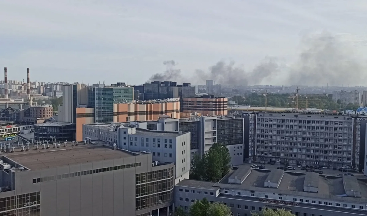 Огонь охватил здание на Складской улице - tvspb.ru