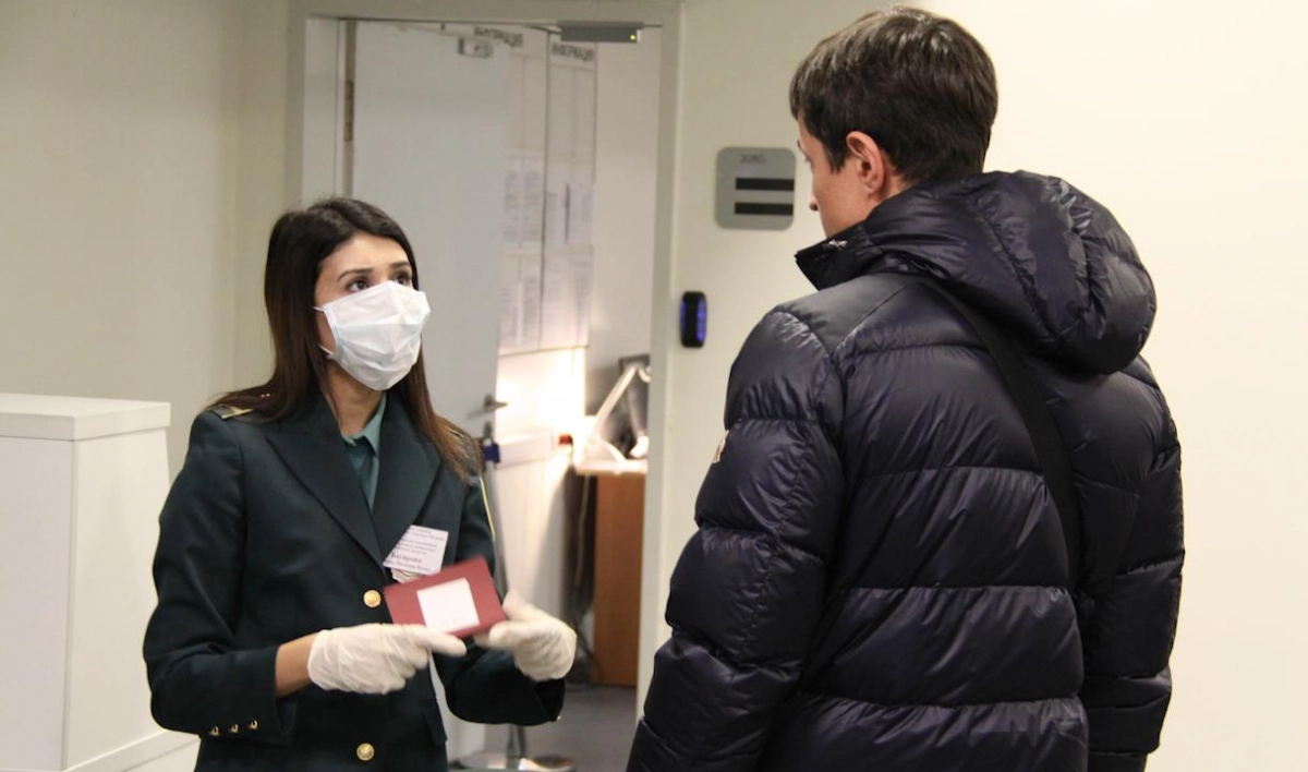 Из-за китайского коронавируса Пулковская таможня работает в защитных масках и перчатках - tvspb.ru