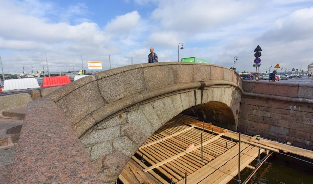На Верхнем Лебяжьем мосту заменили асфальтобетонное покрытие - tvspb.ru