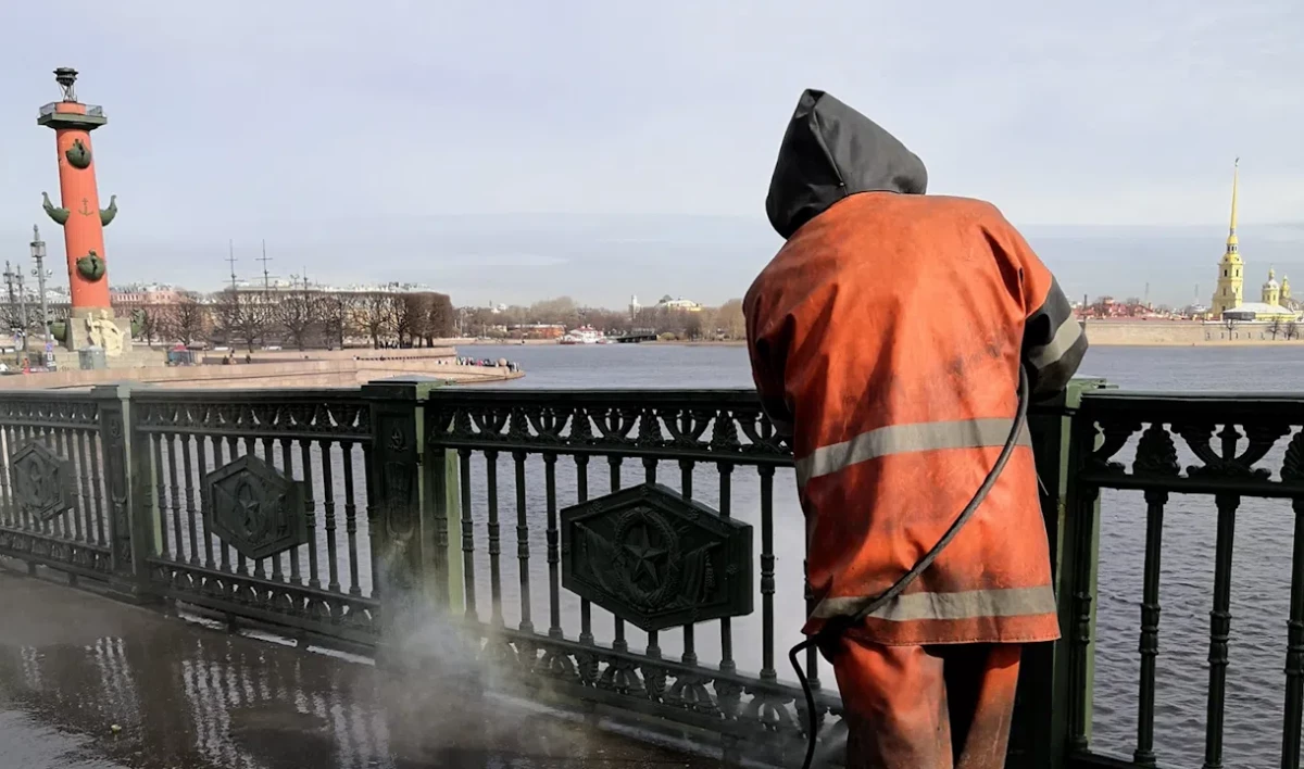 Троицкий, Дворцовый, Благовещенский мосты вымыли после зимы - tvspb.ru