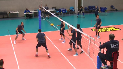 Волейбольный «Зенит» отправился на игру в Белгород в медицинских масках