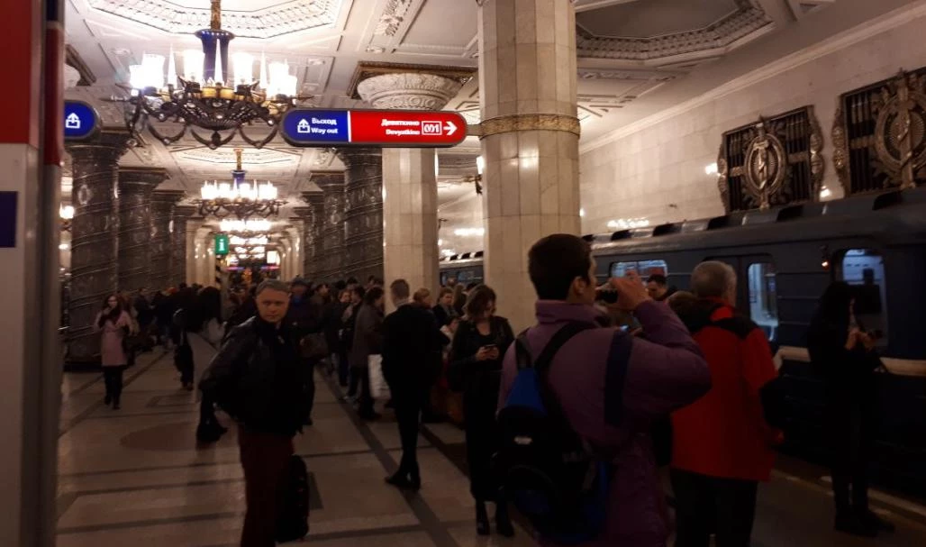 На красной ветке метро сбой. Поезда не ходят на участке от «Нарвской» до «Площади Ленина» - tvspb.ru