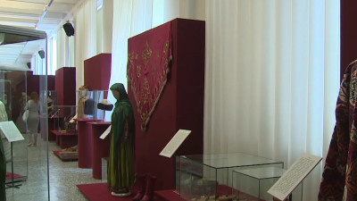 Модники из прошлого: Наряды народов Евразии показали на выставке в Этнографическом музее