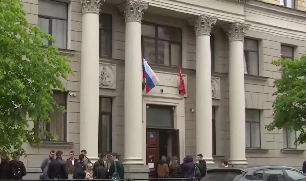 В Петербурге для 15,5 тысяч человек начался ЕГЭ по профильной математике - tvspb.ru